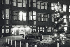 826777 Gezicht op de hoofdingang van het Diakonessenhuis (Bosboomstraat 1) te Utrecht in kerstsfeer.